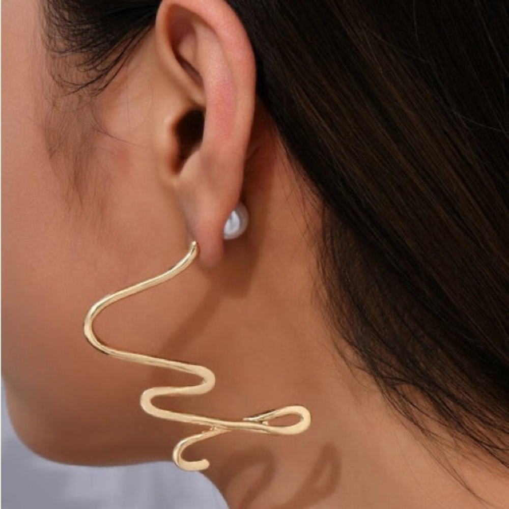 Elegant Gold Wave Earrings
